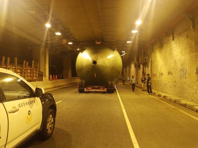 ▲曳引車載運水泥儲存槽，超過高度卡在鳳鼻隧道內。（圖／竹北分局提供）