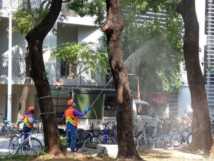 ▲成功大學校園為防範登革熱，正進行化學防治。（圖／台南市衛生局提供）