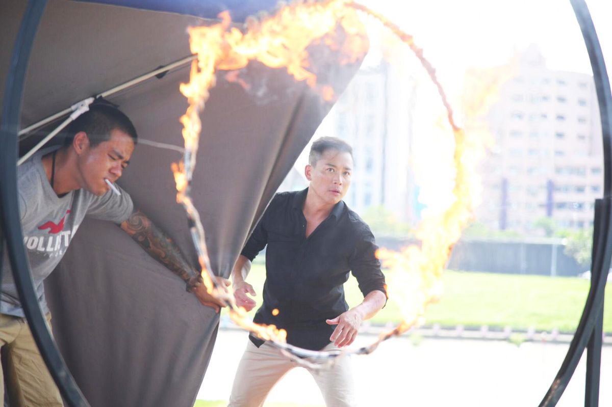 ▲江宏恩曾為戲搏命跳火圈。（圖 / 艾迪昇傳播提供）

