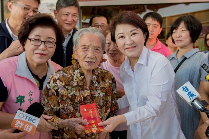 103歲阿嬤市場活招牌　邀盧秀燕「有閒擱來」
