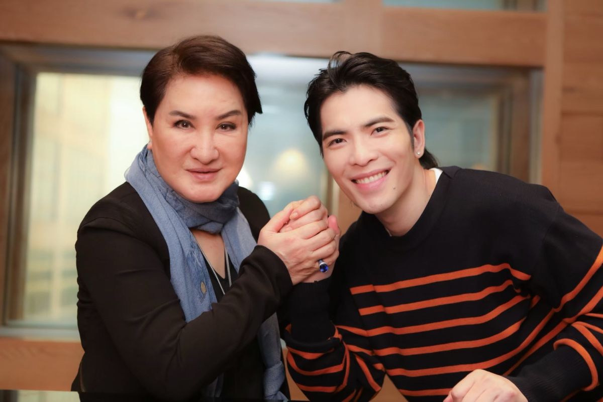 ▲楊麗花邀請到歌王蕭敬騰演唱主題曲。（圖 / 麗生百合提供）