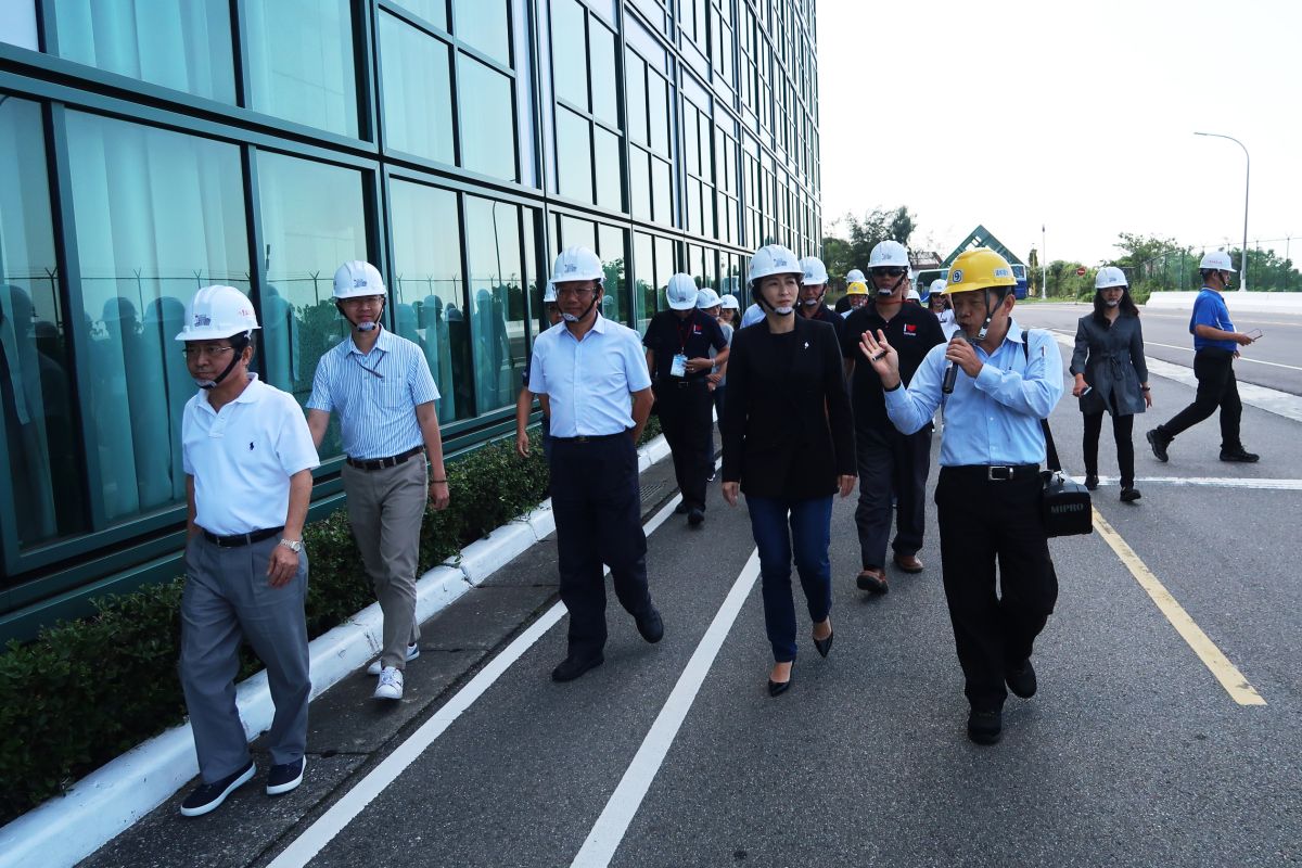 ▲臺東縣長饒慶鈴今（25）日帶領市府人員參訪新北市新店及八里垃圾焚化廠。（圖／新北市環保局提供）