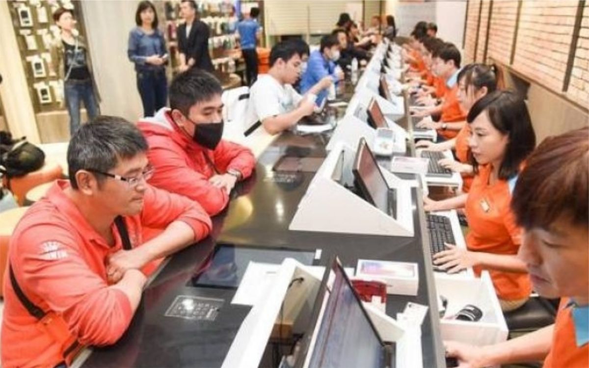 ▲女星到電信門市繳手機費，事後發抱怨文引發議論。（示意圖／記者陳明安攝）