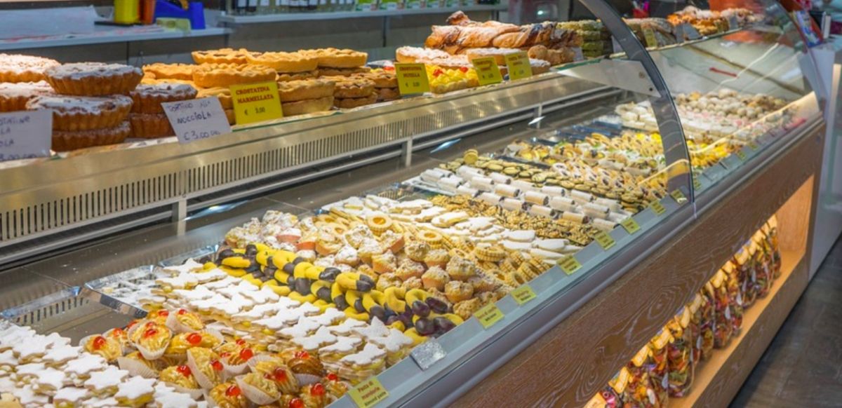 ▲蛋糕店櫥窗內的擺設的產品，總讓人看了超想吃。（示意圖／取自pixabay）