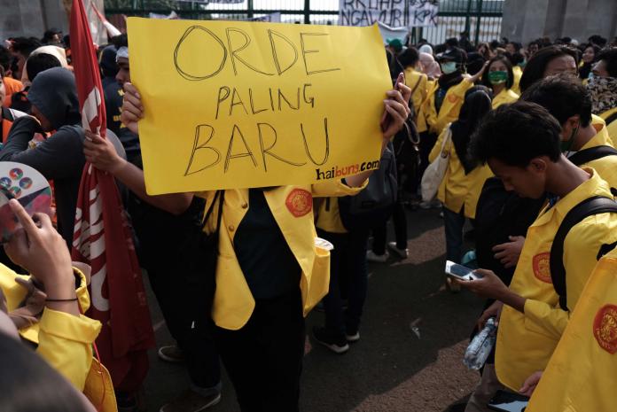 在為期兩天的抗議活動中，部份學生爬上位於印尼雅加達的議會大門頂端懸掛反對的旗幟。（圖／雅加達郵報）