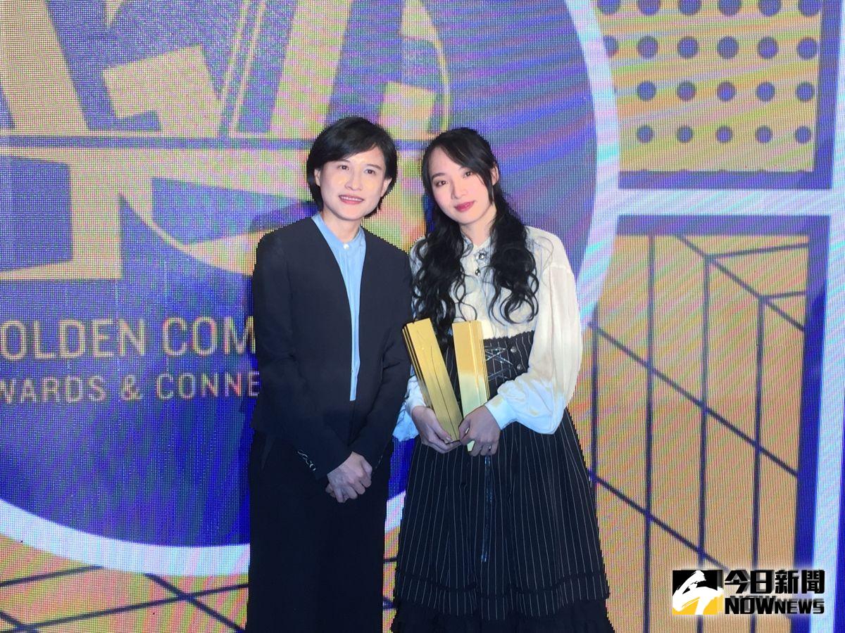 ▲最大獎年度漫畫獎由女女戀百合向作品《粉紅緞帶》獲得，作者星期一回收日（右）表示，希望每一個人都能自由相愛。（圖／記者黃仁杰攝, 2019.09.25）