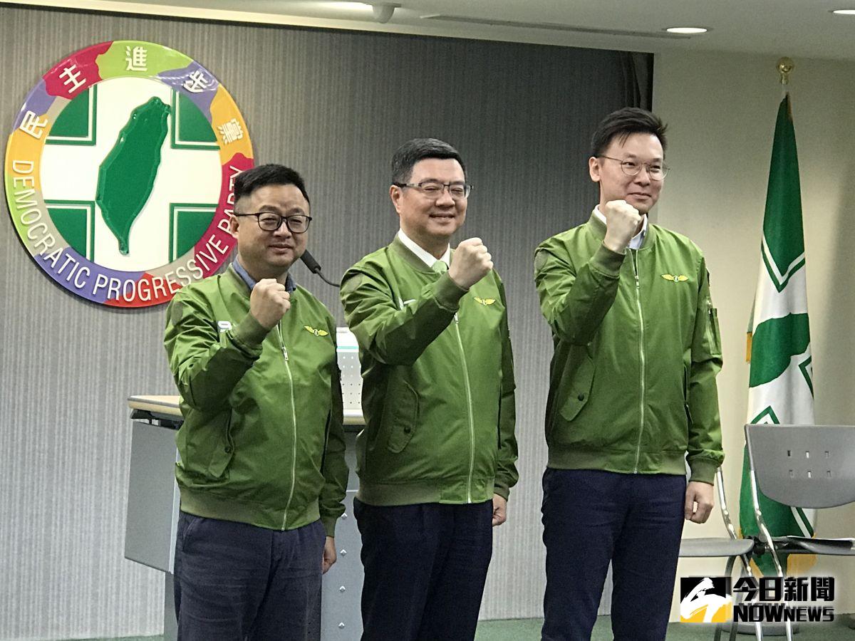 民進黨中常會今(25)日通過第十八屆第二次全國黨員代表大會的大會宣言草案議程，民進黨主席卓榮泰與正副秘書長羅文嘉、林飛帆三人還穿上新戰袍「飛行夾克」亮相。（圖／記者林人芳攝，2019,09,25)