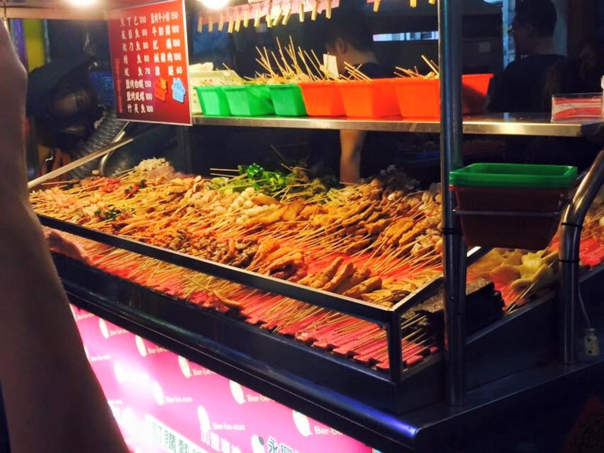 ▲炭烤是許多人愛吃的宵夜選擇。（圖／翻攝爆廢公社）