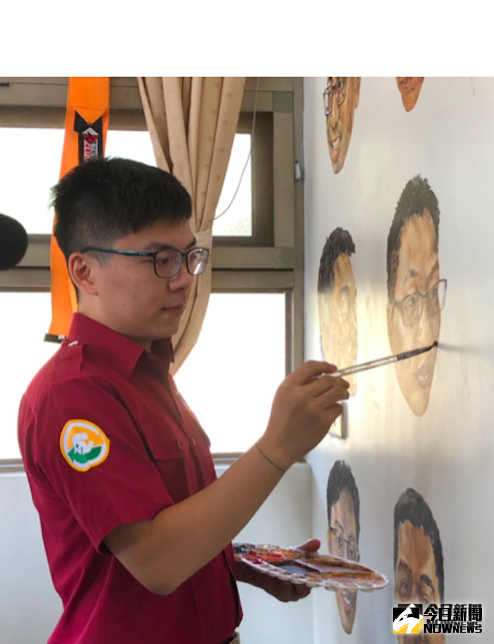 ▲金門消防局役男楊勝博在重量器材訓練室的空白牆面，畫出寫實的「消防搶救猛男」。（圖／蔡若喬攝, 2019.09.25）