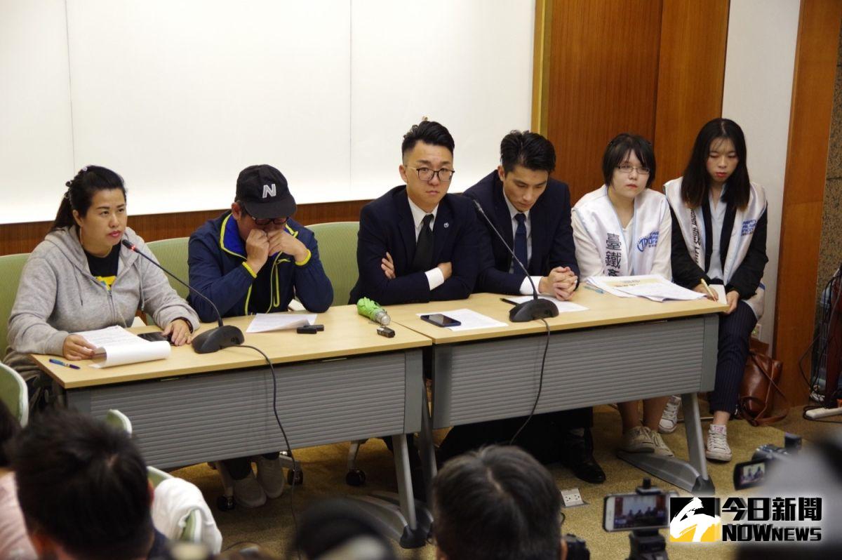 ▲普悠瑪司機員尤振仲今（ 26 ）日首度出面還原事發經過，並以聲明稿回應外界 5 大疑點，反控行政院調查小組刻意隱瞞事實真相。（圖／記者陳致宇攝, 2019.09.26）