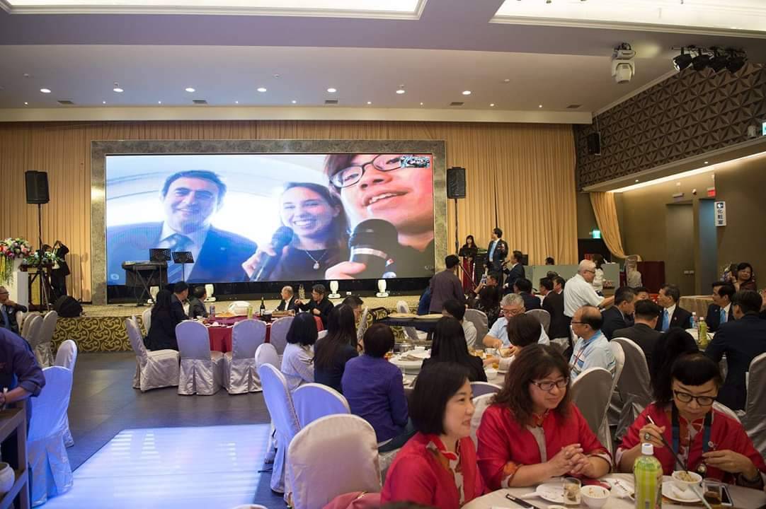 ▲小扶輪林建廷邀請義大利扶輪社社長，與台灣跨國視訊。（圖／嘉義中區扶輪社提供）