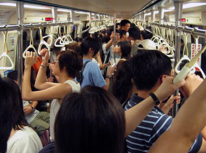 ▲台北捷運每到尖峰時段總是擠滿人潮，不過就有網友分析 2 大原因，造成車廂內更擁擠狀況。（圖／取自維基百科）