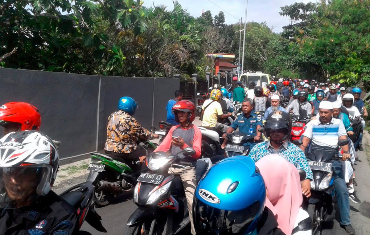 ▲印尼 26 日上午，發生芮氏規模 6.5 的強震，交通一度打結。（圖／美聯社／達志影像）