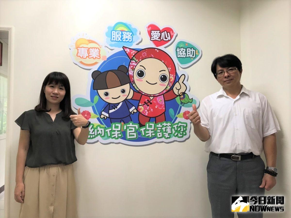 ▲新竹縣政府稅務局指派兩位帥哥美女納保官，為民眾提供諮詢、保障權益。（圖／記者常似虎攝，2019.09.26）