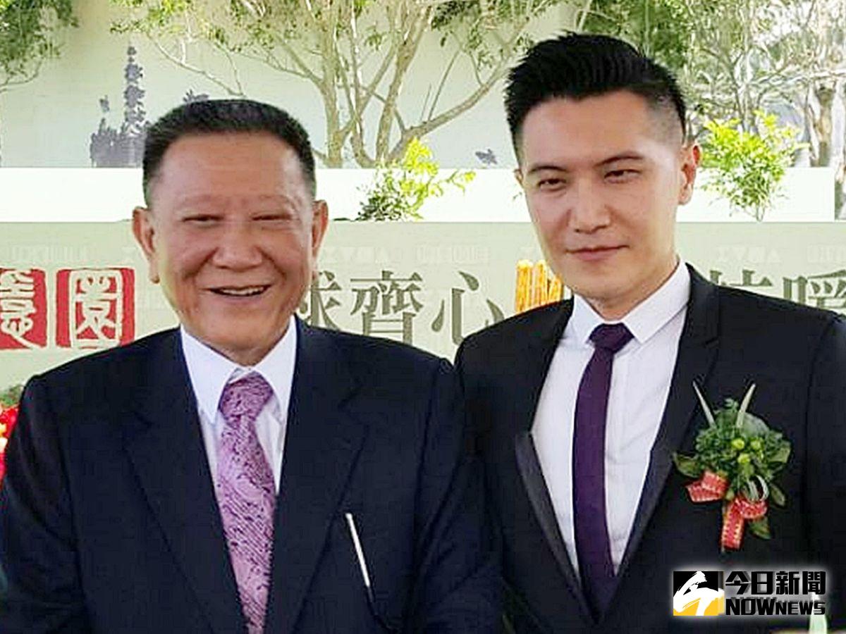 ▲京華城2001年11月正式開幕，是威京集團創辦人沈慶京（圖左）的得意之作，25日標售由自家人中石化標下，希望未來作為頂級商辦園區。圖右為沈慶京兒子沈輝庭，目前為中工董事長特助。（圖／NOWnews資料照片）