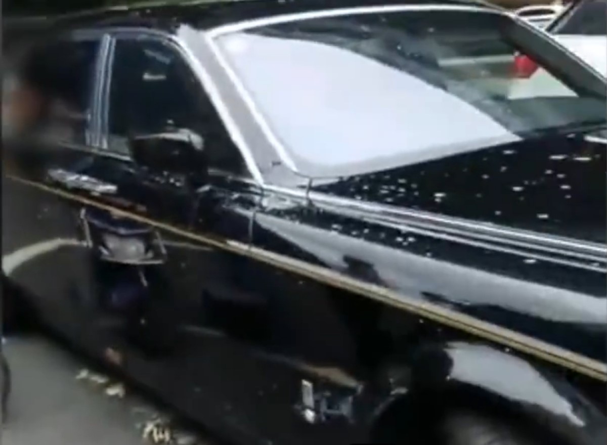 ▲外送員騎士與勞斯萊斯的車禍，造成板金凹陷。（圖／翻攝自梨視頻）