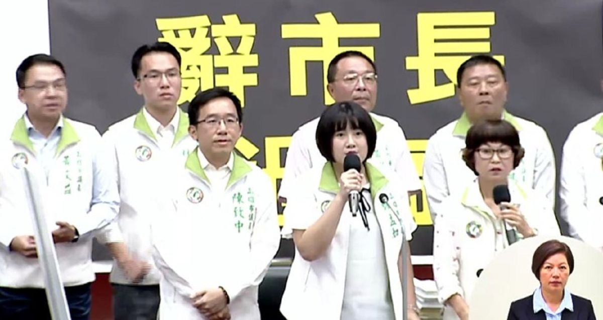 ▲高雄市長韓國瑜今（26）日前往高雄市議會進行施政報告並備質詢，但卻爆發藍綠議員推擠、口角；民進黨團隨後質詢，要求韓國瑜辭市長，專心選總統。（圖／高市議會提供）

