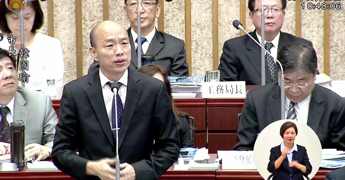 ▲高雄市議會今（26）日開議，市長韓國瑜於今、明兩天進行施政報告、接受質詢。韓國瑜除向議會說明上任高雄市長九個月的施政成果外，韓國瑜也針對愛情摩天輪、雙語教育、路平等面向進行說明。（圖／高市議會提供）