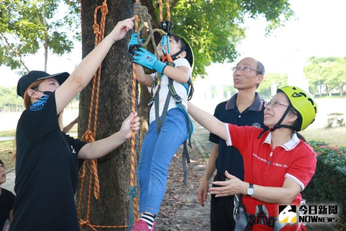 這堂課學童攀樹　到制高點向老師大喊「教師節快樂」
