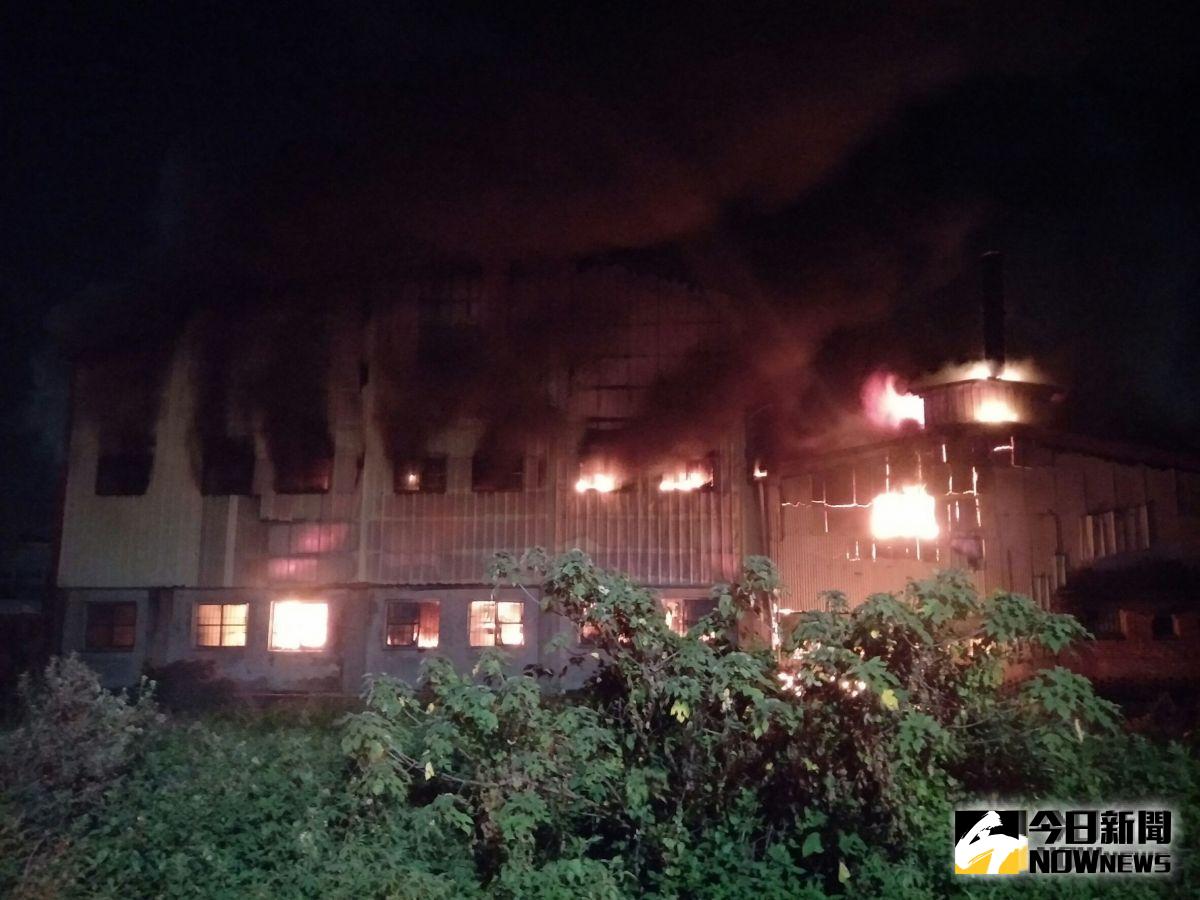 ▲福興鄉三汴街一塑膠粒工廠在深夜竄出火光，霎時燃成熊熊火海，烈焰沖天相當嚇人。（圖／記者陳雅芳翻攝，2019.09.26）