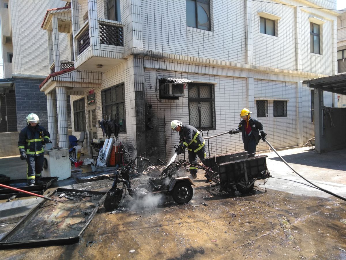 ▲金寧下浦下發生火警，消防人員立即佈署水線進行搶救。（圖／金門縣消防局提供）