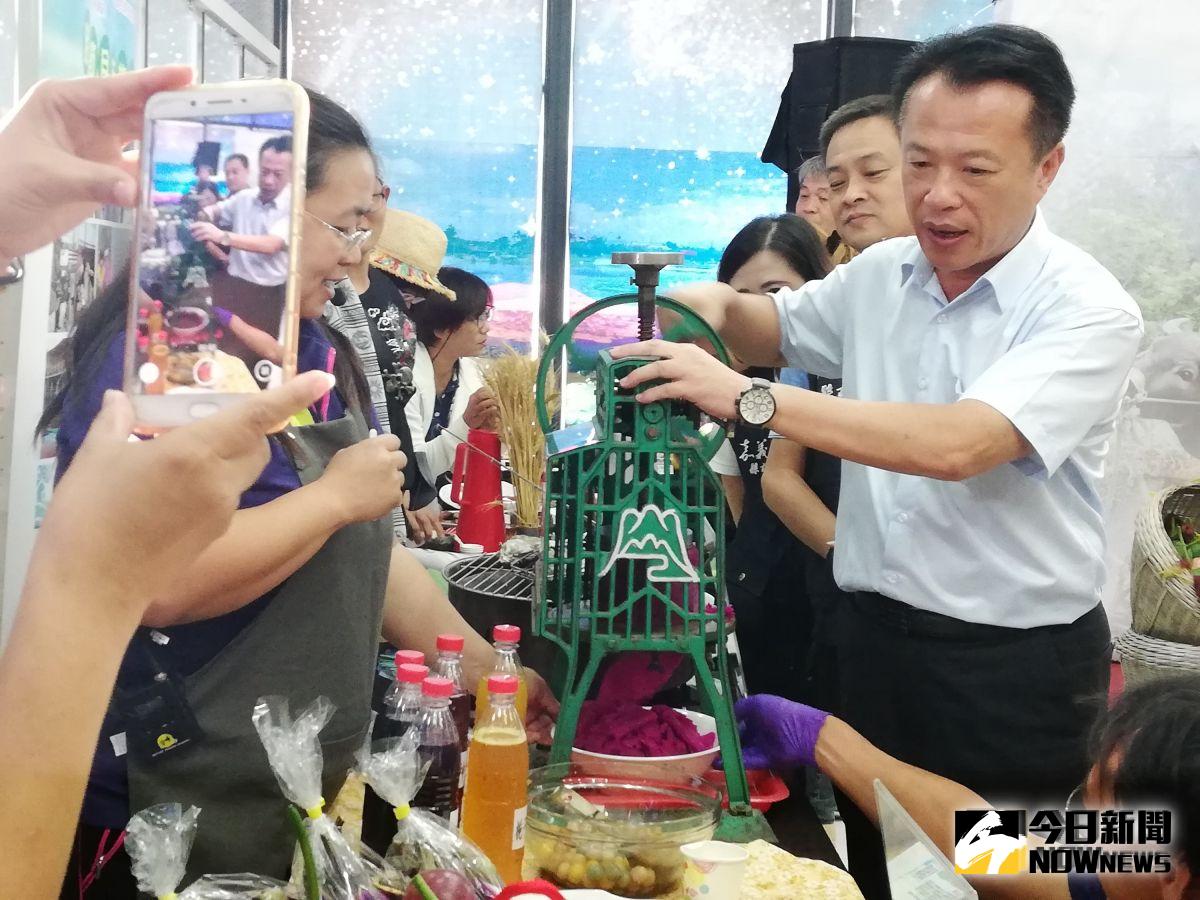 ▲縣長翁章梁記者會上體驗刨火龍果冰。（圖/記者邱嘉琪攝，2019.09.26）