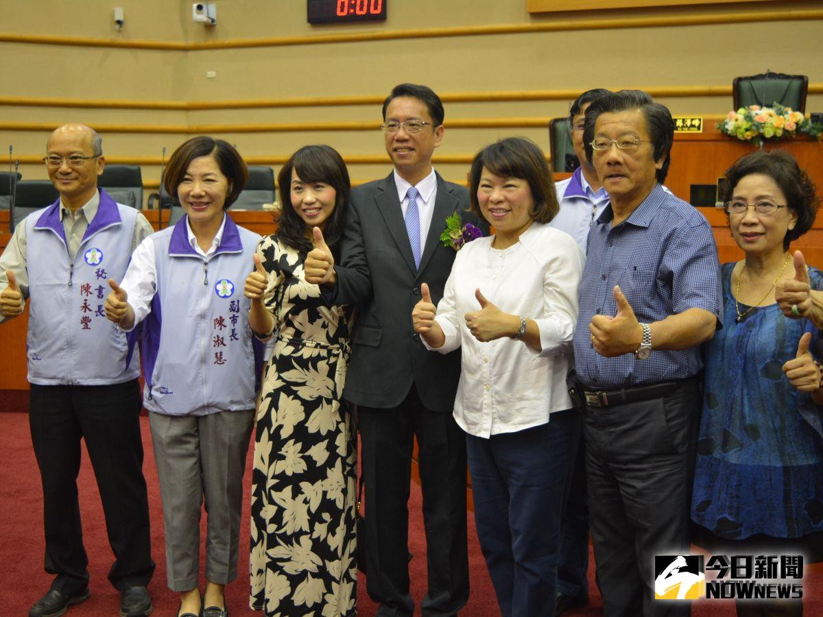 嘉義市議員李奕德猝逝，圖為李奕德（中）宣誓就職。（圖／NOWnews資料照）