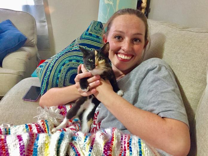 Imgur的用戶@mraeronautic為了安慰小產的妻子，領養一隻小貓陪她，讓她嶄露好久不見的笑容（圖／imgur@mraeronautic）