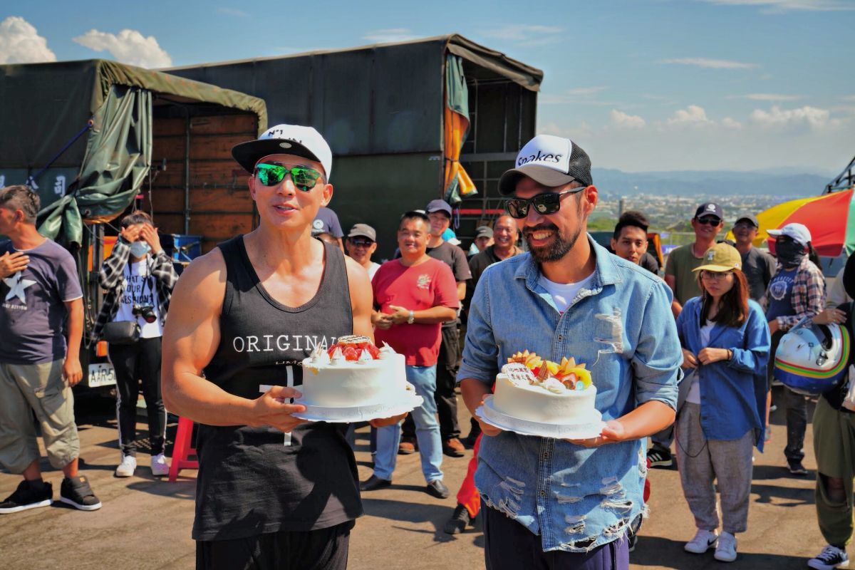 ▲劉畊宏（左）與電影《叱咤風雲》導演陳奕先（右）同月同日生，並在劇組一同慶生。（圖／創映電影與量能影業）