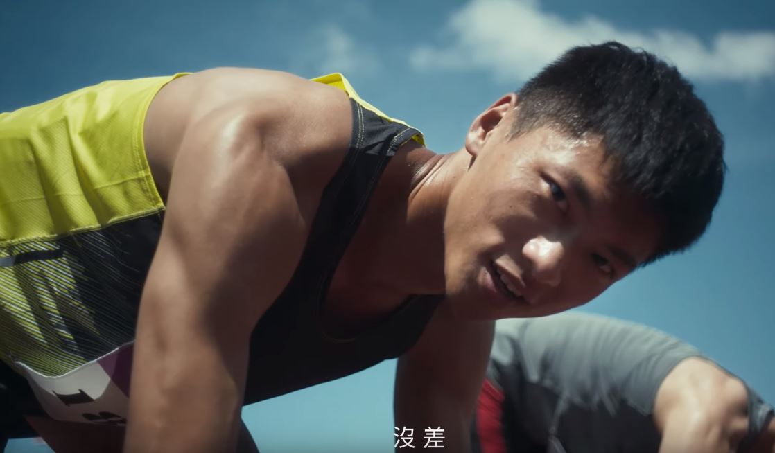 畫面一轉，貼近田徑選手、游泳比賽選手、各項球類競賽選手等等年輕人的臉，告訴你「即使你沒來，我照樣拿第一，只是，你會少了什麼。」（圖／翻攝自影片）