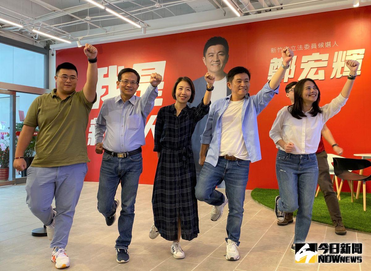 ▲打造「X競選總部」立委候選人鄭宏輝（右二）發表與選民互動的雲端線上遊戲。（圖／記者常似虎攝，2019.09.27）