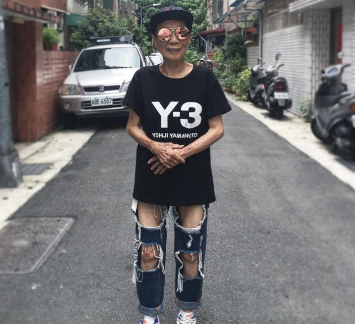 台灣高齡網紅91歲潮嬤總是一身潮牌服裝，有型的打扮引起網友討論。(IG: moonlin0106)