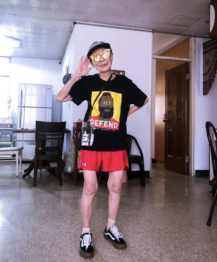 台灣高齡網紅91歲潮嬤總是一身潮牌服裝，有型的打扮引起網友討論。（IG: moonlin0106）