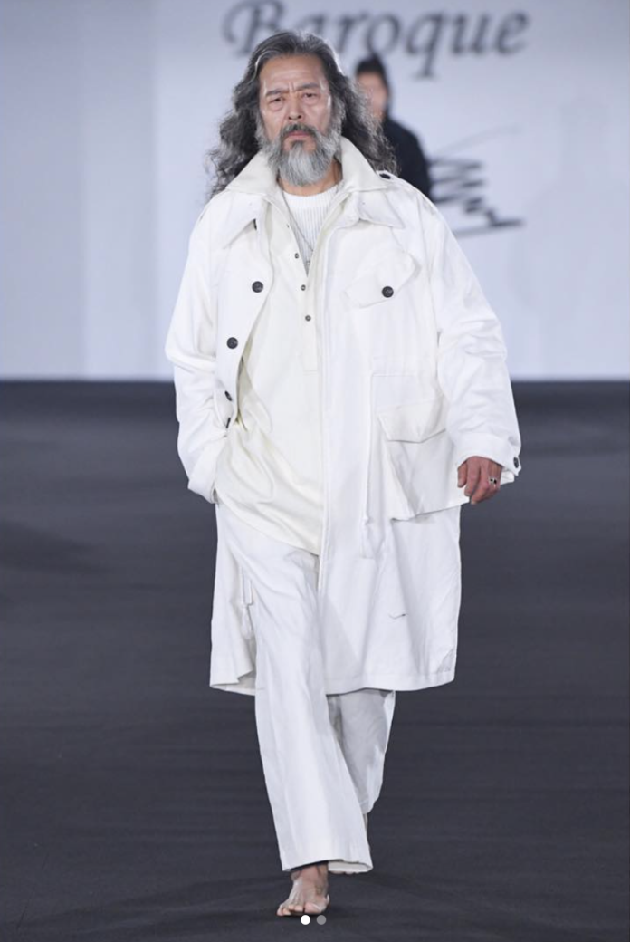 南韓時尚阿伯金七斗站上首爾時裝周伸展台，一頭野性飄逸白髮，更增添一種歲月的時尚感。（IG:cildugim）