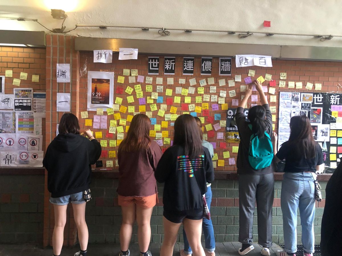 ▲今（27）日上午在世新大學也出現連儂牆，學生紛紛貼上標語表達對香港的支持與看重，然而現在校方卻要求撤下。（圖／姜同學提供）