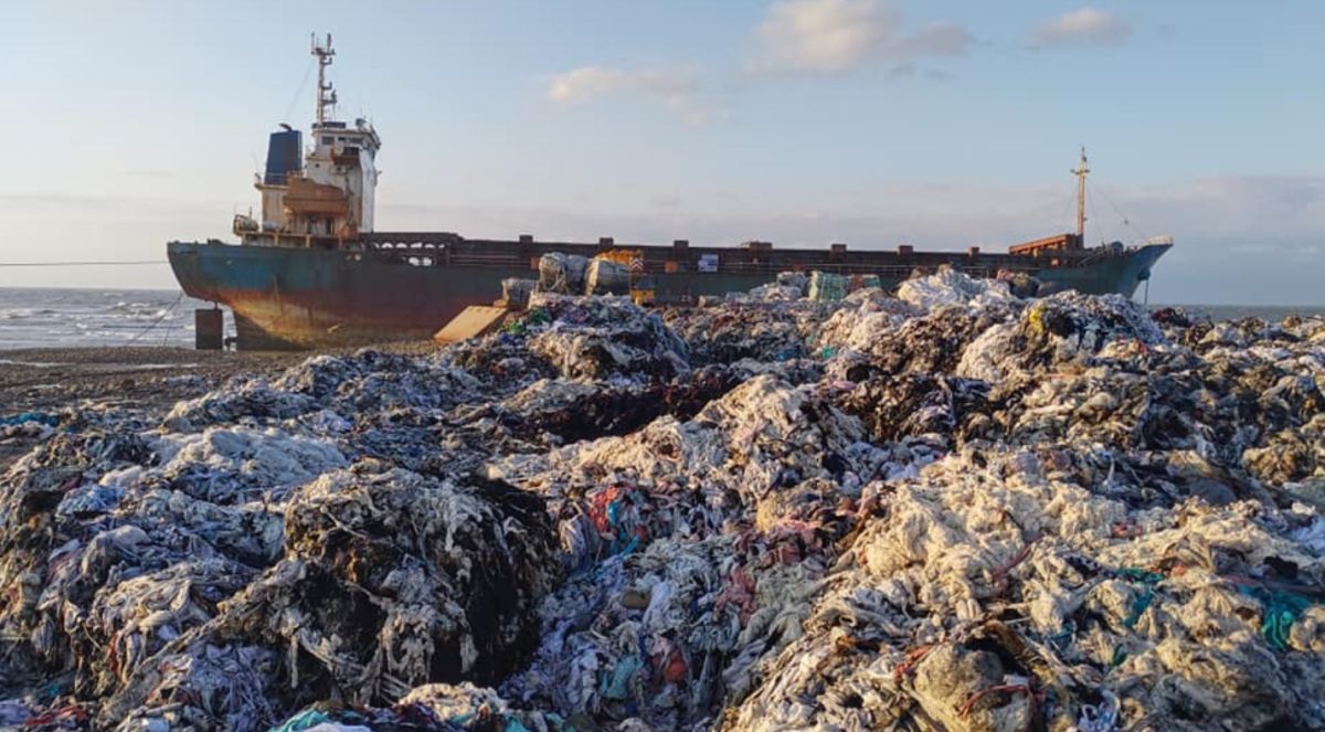 ▲宏都拉斯籍貨輪「振豐輪」去年擱淺於於桃園市大園區的許厝港上，日前竟在海灘上卸下的貨物。（圖／網友沈文章提供）
