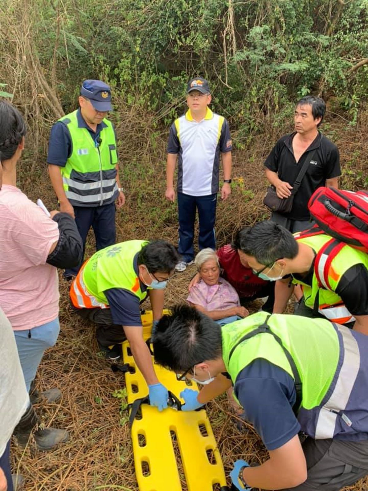 ▲金沙分駐所所長董連第與巡佐簡鴻源，在一座廢棄營區中找到失蹤張姓阿嬤。（圖／翻攝自黃文成里長臉書）