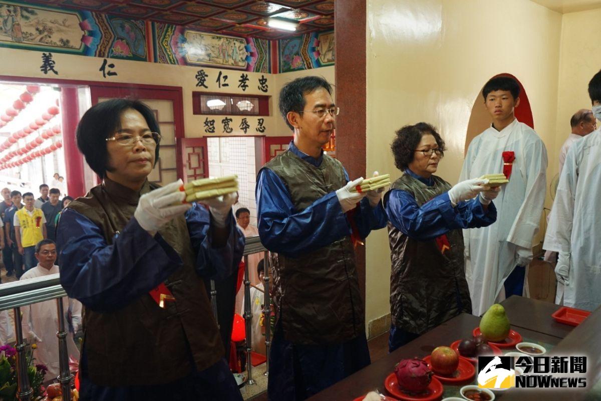 ▲鎮長沈暉勛、鎮代會主席陳麗蘭、感修堂主委葉素端分別擔任「正獻官」、「分獻官」。（圖／記者簡勇鵬攝，2019.09.27）