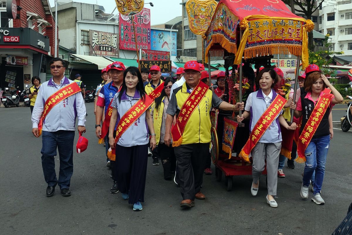 ▲嘉義市副市長陳淑慧擔任主祭官掌聖轎。（圖/嘉義巿政府提供，2019.09.27）