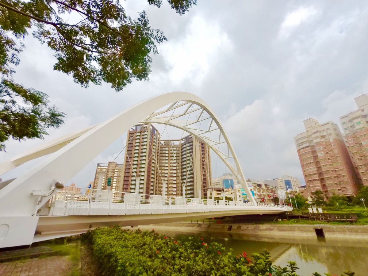 ▲高雄楠梓和仁武因房價便宜、交通便捷和擁有就業機會，持續吸引人口移入。（圖／信義房屋提供）