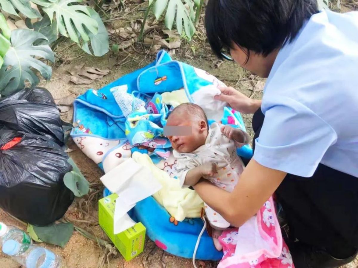 ▲大陸一名剛滿月的男嬰，遭棄置在雜草中。（圖／翻攝今日頭條）