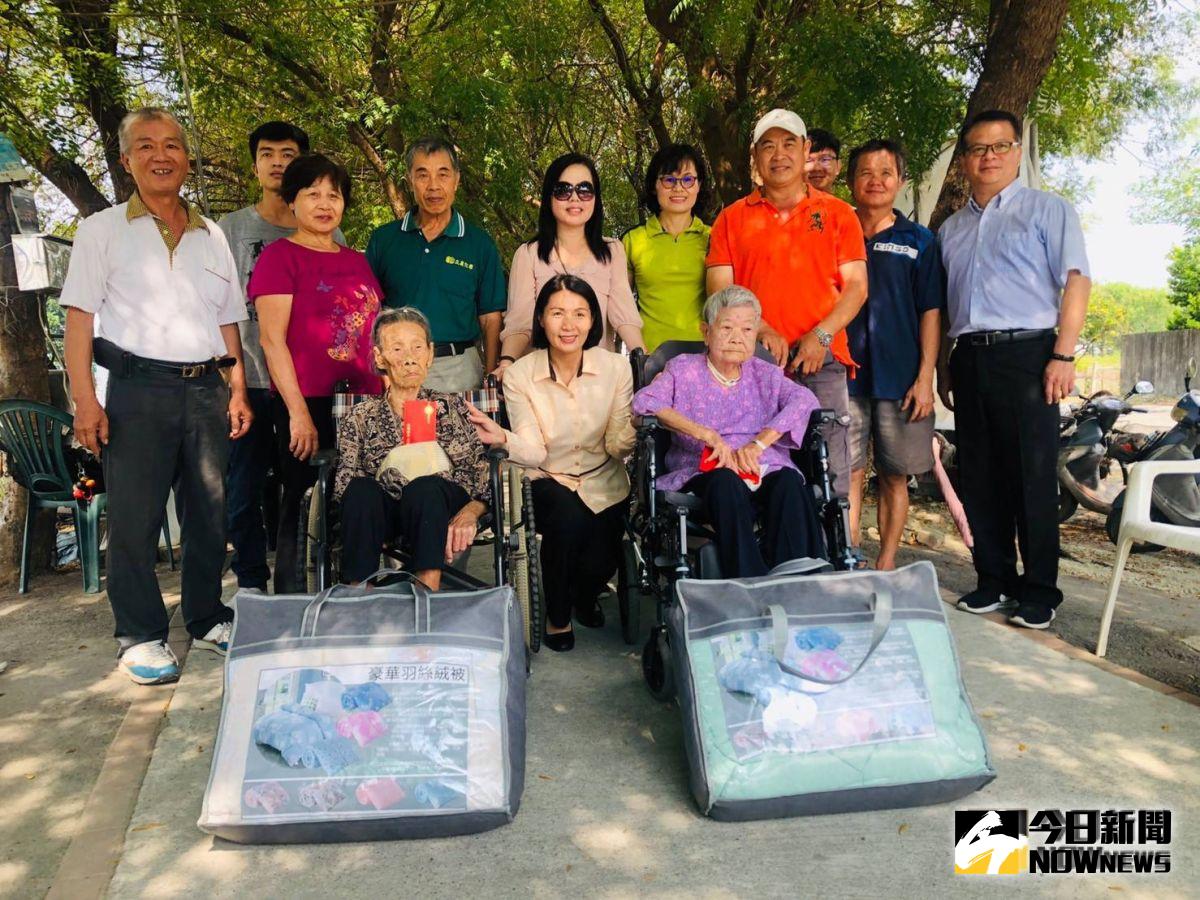▲重陽節即將到來，溪湖鎮長黃瑞珠到壘球場樹下將敬老禮金親手送到人瑞手中。（圖／記者陳雅芳攝，2019.09.27）