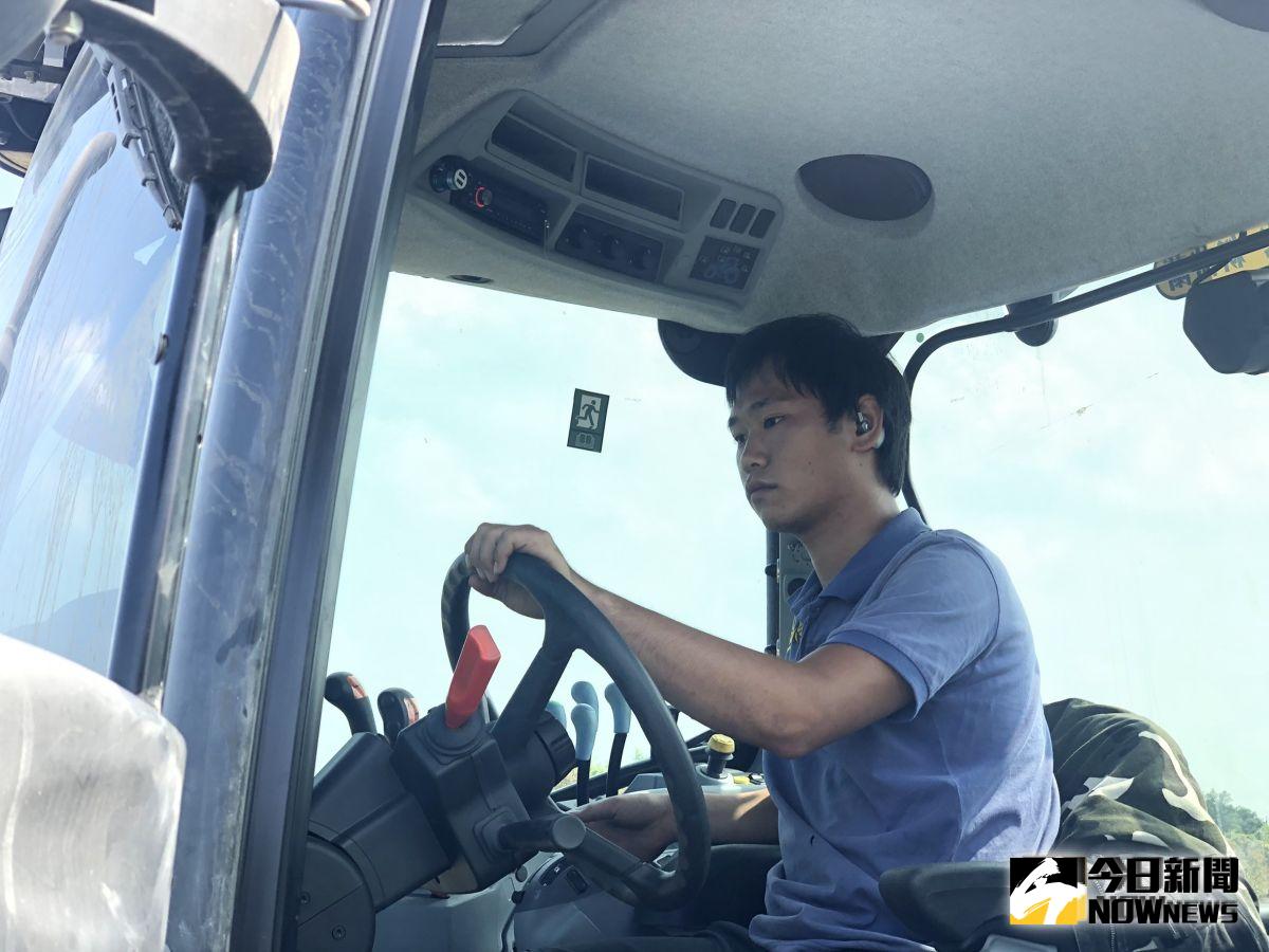 ▲二林工商進修部高三學生陳昶翰工作結束時接近上課時間，為了避免遲到不得已只好開曳引機上學，被喻為「史上最狂之通勤上學」。（圖／記者陳雅芳翻攝，2019.09.27）