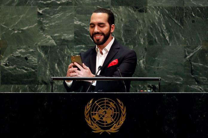 ▲薩爾瓦多總統布克爾， 26 日於聯合國大會發表演講前，不忘先拿出手機自拍並上傳到推特。（圖／美聯社／達志影像）