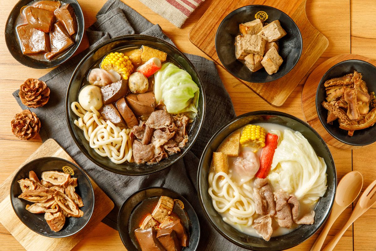 ▲有網友在 PTT 八卦版提到連鎖滷味店「三顧茅廬」，好奇詢問到三顧茅廬要點什麼食材才是內行？貼文立刻引發網友熱議。（圖／翻攝自三顧茅廬官網）