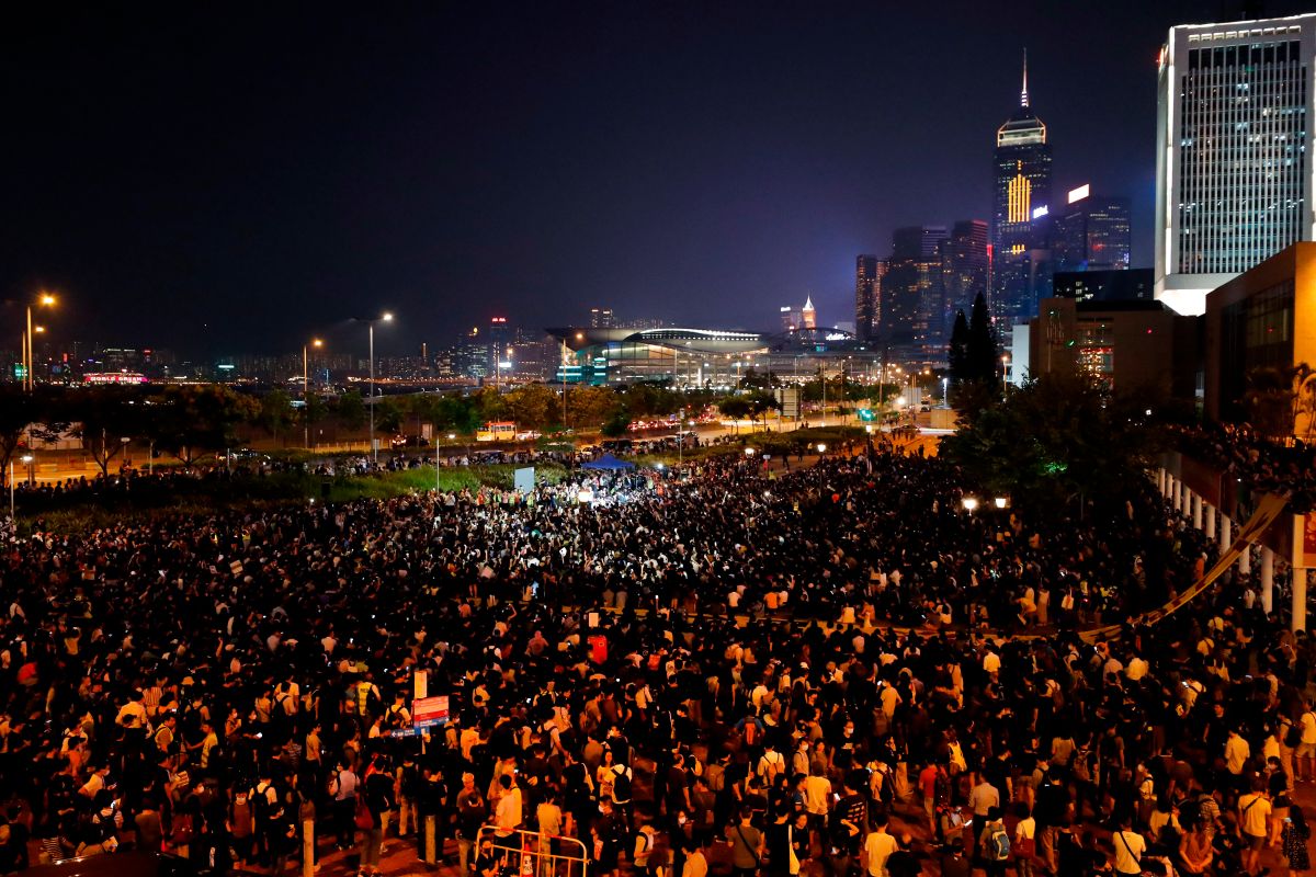 ▲隨著大陸十一國慶越來越近，香港局勢也讓外界越發憂心。圖為 9 月 27 日晚間，示威者於中環愛丁堡廣場舉行的「新屋嶺被捕者人權集會」，主辦方宣稱有 5 萬人參與。（圖／美聯社／達志影像）