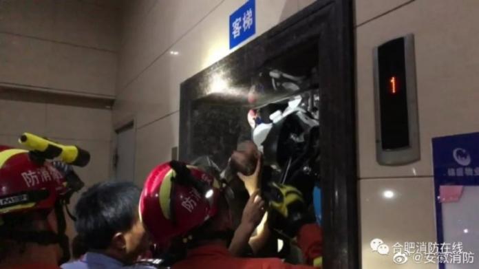 陸1歲半幼兒險被電梯夾爆頭　監視器拍下驚險一幕
