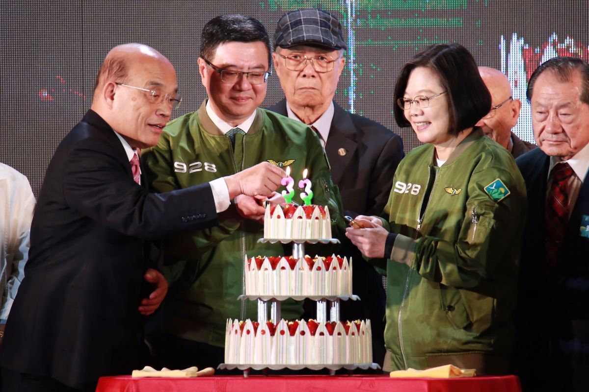 民進黨全代會，總統蔡英文、行政院長蘇貞昌、黨主席卓榮泰為民進黨切33歲生日蛋糕。 (圖/記者葉政勳攝影)