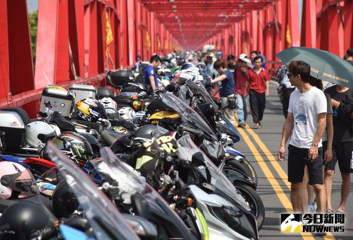▲上千台重機匯集西螺大橋上，吸引民眾爭相目睹、拍照。（圖／記者郭春輝攝，2019.09.28）