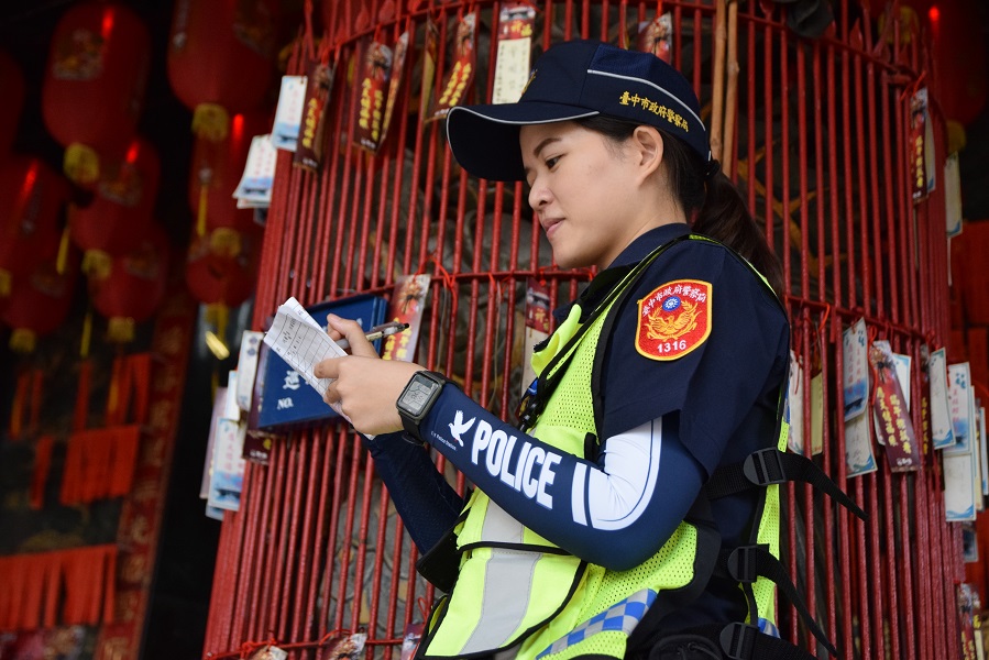 ▲應天宮商請公益派出所女警鄭入嘉發揮設計專長，設計出具特色的防曬袖套 （圖/警方提供）